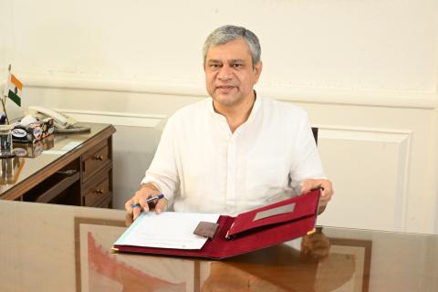 Shri Ashwini Vishnaw taking charge as the Union Minister of MIB