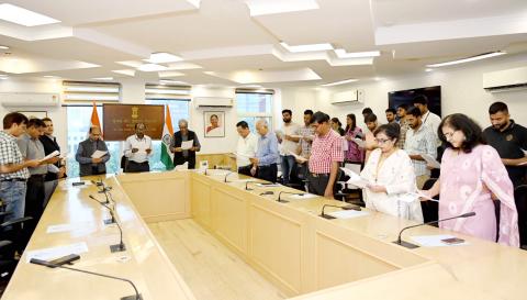 Glimpses of “Swachhata Pledge” ceremony organised under the Ministry of Information and Broadcasting, during this ceremony the Senior officers of the ministry of I&B and Staff of media units taking the pledge at Shastri Bhawan